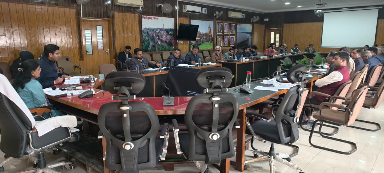 साप्ताहिक बैठक में बजट घोषणाओं एवं  फ्लैगशिप योजनाओं की समीक्षा की